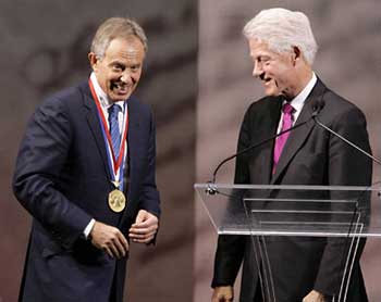 كلينتون قلد بلير ميدالية الحرية (الأوروبية)