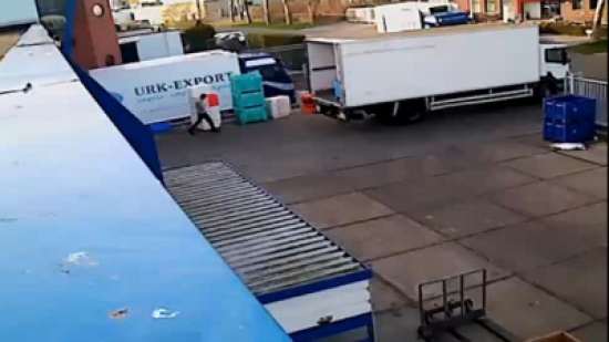 سائق رافعة يخطئ ويحصل على دوش !