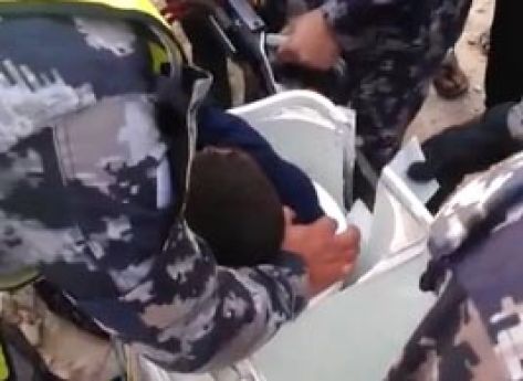 بالفيديو : طفل يعلق بـ'' غسالة '' لساعات بالزرقاء