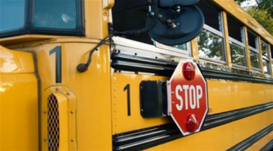 حامل تقود حافلة وتصطدم بشاحنة أثناء مخاضها