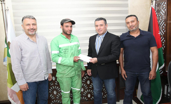 نائب أمين عمان يكرم عامل وطن لأمانته نائب أمين عمان يكرم عامل وطن لأمانته