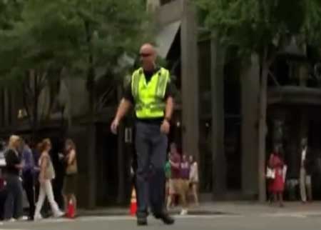 شرطي ينظم الحركة  بالرقص