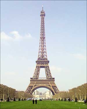 باريس: إخلاء برج إيفل بعد تهديد بوجود قنبلة