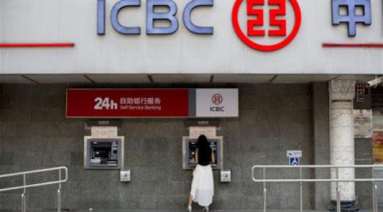 صينية تفكك ماكينة صراف آلي ابتلعت بطاقتها