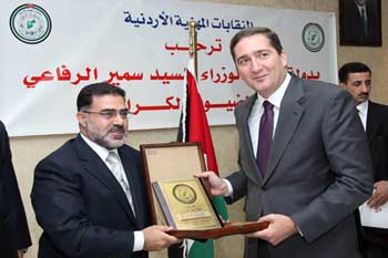 رئيس الوزراء يزور مجمع النقابات المهنية  