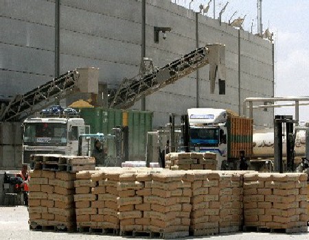 مطالب بتحسين الظروف المعيشية لعمال لافارج الاسمنت مطالب بتحسين الظروف المعيشية لعمال لافارج الاسمنت