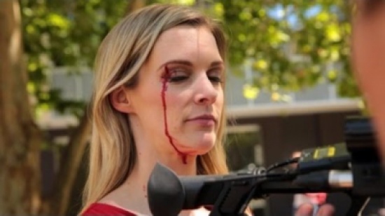 هذا ما حدث لمراسلة خلال تغطيتها محاكمة متهم بحيازة أسلحة ومخدرات!