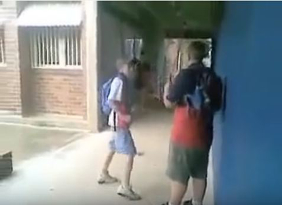 بالفيديو.. شاهد ماذا فعل طفل بدين اعتدى عليه آخر نحيف