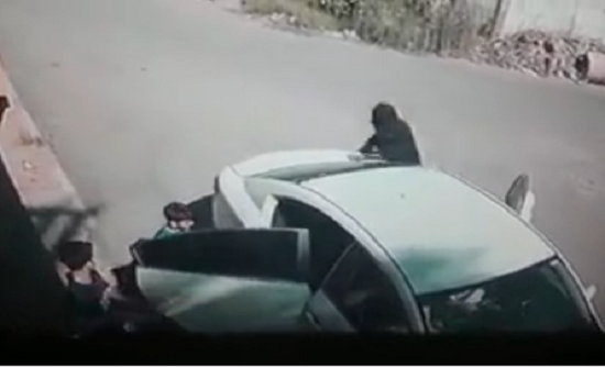 بالفيديو: لحظة اختطاف ملثمين لطفل من أمام منزله بالأراضي المحتلة بالفيديو: لحظة اختطاف ملثمين لطفل من أمام منزله بالأراضي المحتلة