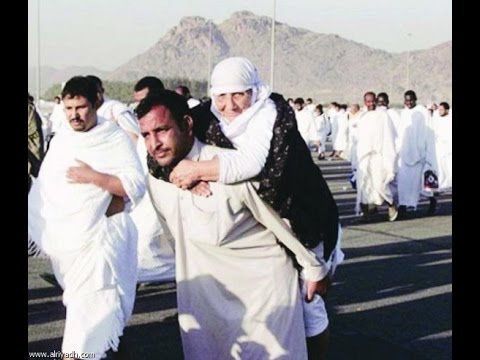 بالفيديو:رجل يحمل أمه على ظهره في الحج
