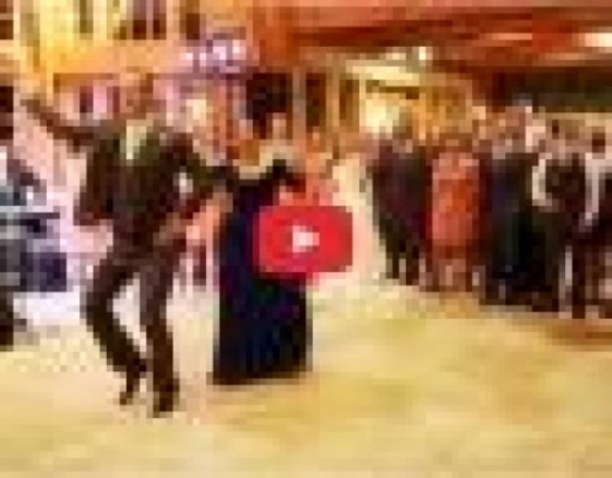 بالفيديو- عريس يرقص مع والدته بطريقة مجنونة وطريفة!!