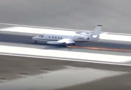 شاهد: هبوط اضطراري لطائرة خاصة بعجلة واحدة ونجاة ركابها