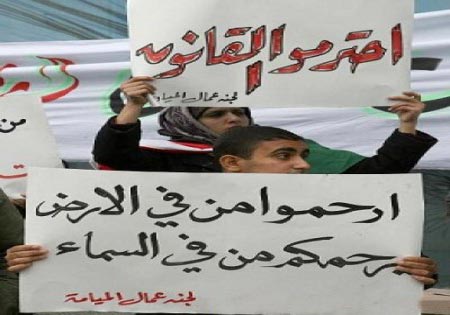 عمال مياومة " زراعة الكرك " يبنون خيمة إحتجاجية أمام المديرية عمال مياومة " زراعة الكرك " يبنون خيمة إحتجاجية أمام المديرية