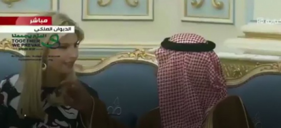 بالفيديو .. الأمير يشرح لـ إيفانكا ترامب طريقة "هز" فنجان القهوة