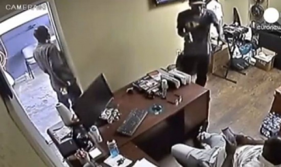 شاهد.. الحظ السيئ يتسبب في عرقلة عملية سرقة خطط لها لصان