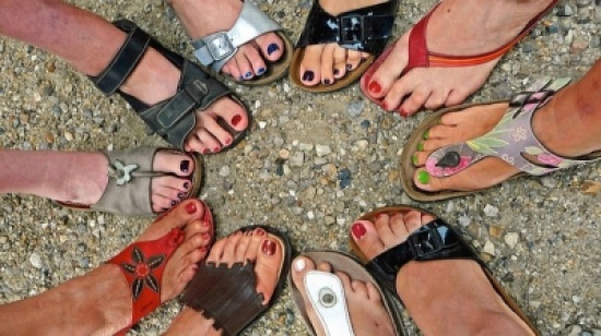 المرأة ذات الأقدام الكبيرة الأكثر جاذبية في الريف