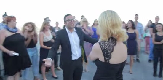 بالصور.. شاب يسافر 800 كيلومتر ليطلب الزواج من حبيبته