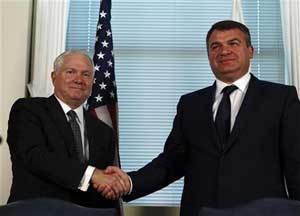 وزيرا الدفاع الامريكي والروسي يسعيان لتوثيق الروابط بين بلديهما 