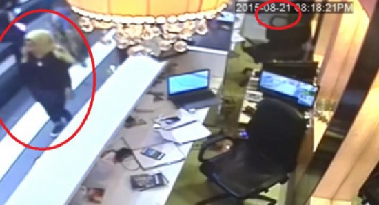 شاهد.. فتاة مصرية تسرق حقيبة مالكة مركز تجميل