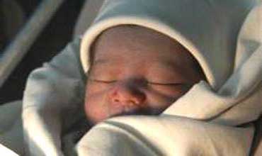 والد طفل طيران الخليج " قطري " 