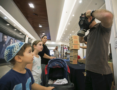 الاسرائيليون يصطفون لشراء اقنعة الغاز خوفا من الرد السوري