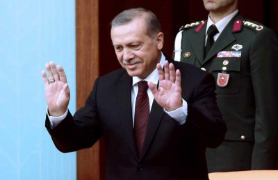 لوموند: اردوغان سيملي شروطه في مفاوضات اللجوء مع الاتحاد الأوروبي لوموند: اردوغان سيملي شروطه في مفاوضات اللجوء مع الاتحاد الأوروبي