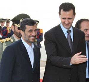 وصول الرئيس الإيراني إلى دمشق والأسد يستقبله في المطار 