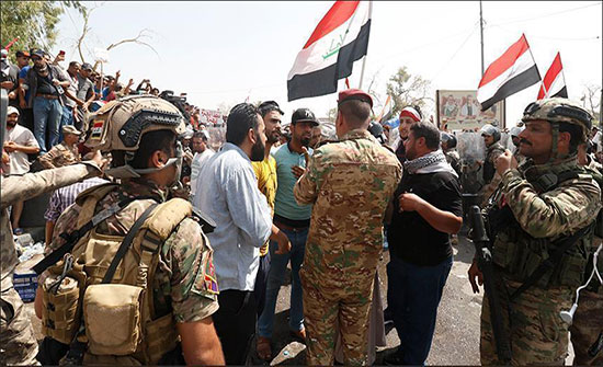 البصرة العراقية.. تفريق احتجاجات ضد البطالة بعد إغلاق طرق البصرة العراقية.. تفريق احتجاجات ضد البطالة بعد إغلاق طرق