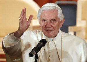 البابا يعتذر عن اعتداءات جنسية والالاف يحتجون في لندن