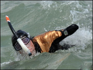 بلا ساقين أو ذراعين ويعبر القنال الإنجليزي سباحة