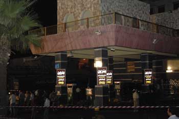 إخماد حريق شب بفوهة خزان للبانزين في كازية أم اذينة