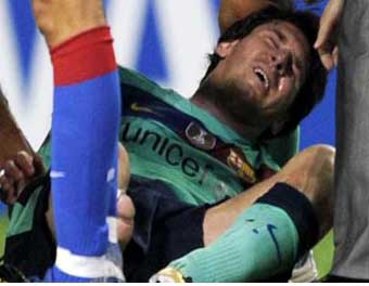 برشلونة يخسر جهود ميسي لأسبوعين وفالنسيا ينفرد الصدارة