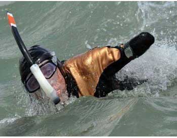 فيليب يعبر المانش برجلين وذراعين مبتورتين