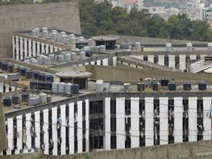  سجناء يتمردون ويحتجزون عناصر أمنية كرهائن في لبنان