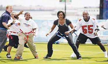 ميشيل أوباما تلعب لساعة كاملة مع نجوم كرة القدم الأمريكية