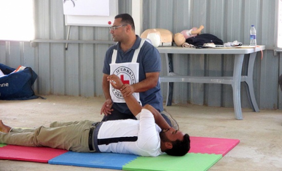 الصليب الاحمر يمنح وثائق سفر للاجئين سوريين في الاردن