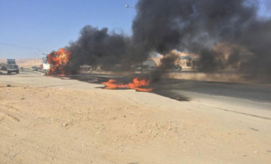 بالصور : وفاة واغلاق طريق  في اصطدام شاحنتين بالعقبة