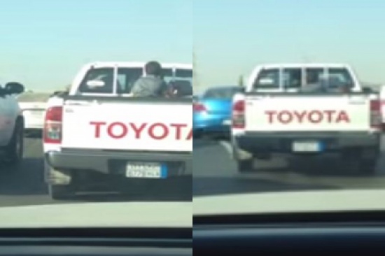 شاهد: كيف عرض حياة طفليه للخطر؟