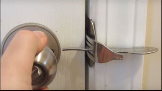 بالفيديو.. أسهل وأغرب طريقة لحماية المنزل من السرقة