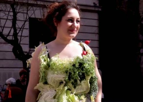 تتظاهر بفستان من الخس