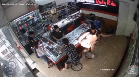 بالفيديو - لحظة انفجار بطارية هاتف في يد صاحبها