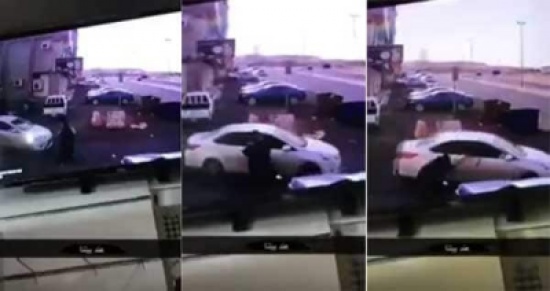 فيديو: لصوص يدفعون امرأة ويخطفون حقيبتها في وضح النهار