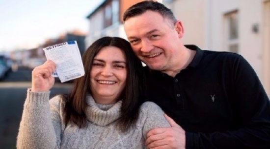 بريطانية تعثر على بطاقة يانصيب رابحة في سلة المهملات