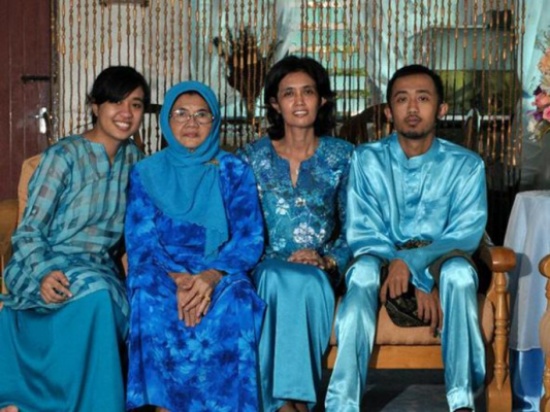 جولة في أول مجموعة صور لزوجة قائد الطائرة المفقودة جولة في أول مجموعة صور لزوجة قائد الطائرة المفقودة