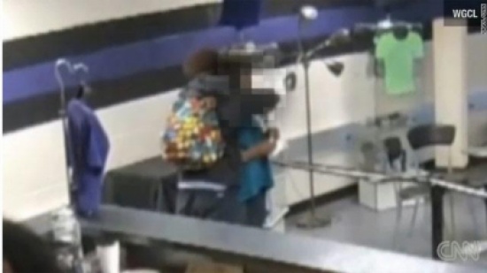 يعانق مدرسته فيتهم بالتحرش ويوقف عن الدراسة