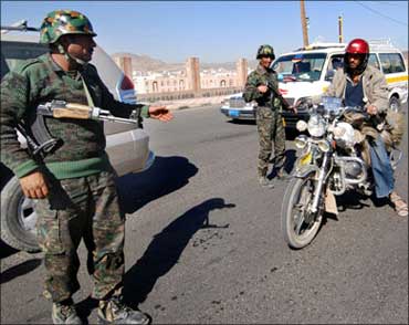 تحذير دولي من "انهيار اليمن".. وهجوم ضد الأمن السياسي بصنعاء 