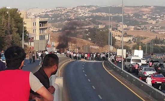 بالصور :  سلطيون يغلقون مدخل المدينة احتجاجاً