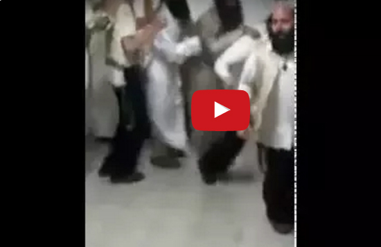 بالفيديو.. رجال دين يهود يرقصون «البطريق» بطريقة جنونية بالفيديو.. رجال دين يهود يرقصون «البطريق» بطريقة جنونية
