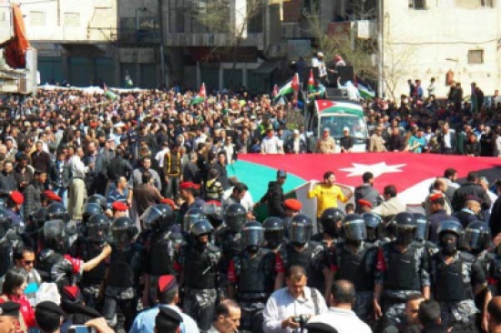 القبض على وافد شارك بمسيرة " الحسيني " وردد هتافات عالية السقف القبض على وافد شارك بمسيرة " الحسيني " وردد هتافات عالية السقف