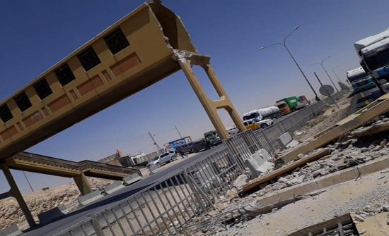 سقوط جسر مشاة يغلق طريق المطار .. صور سقوط جسر مشاة يغلق طريق المطار .. صور
